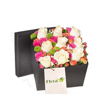 Kutuda beyaz güllerle kır çiçekleri